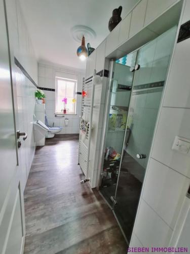 und bodenebene Dusche