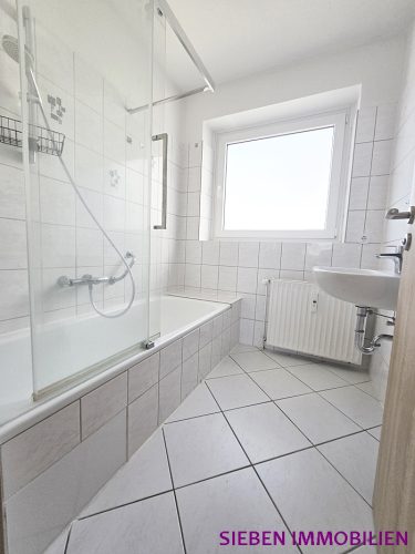 Badezimmer mit Wanne und Fenster