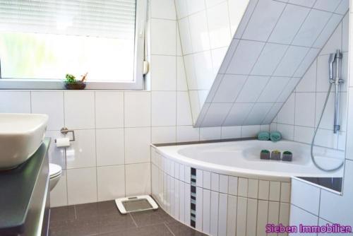 Badezimmer mit Eckwanne